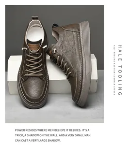 Dettaglio di scarpe da lavoro mid-top in pelle marrone con suola platform da 6 cm