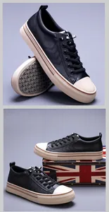 Vista detallada de zapatillas casuales negras para hombre con textura de cuero y puntera blanca
