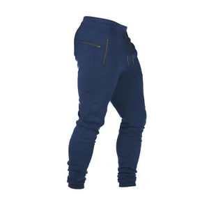 Detailansicht der dunkelblauen Herren-Jogginghose mit Reißverschlusstaschen und Bündchen.