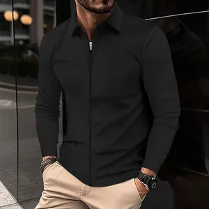 Vue détaillée d'une veste zippée noire pour homme en maille gaufrée avec col revers