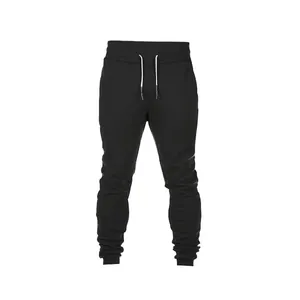 Vorderansicht der schwarzen Herren-Slim-Fit-Jogginghose mit Kordelzug und Knie-Nähten.
