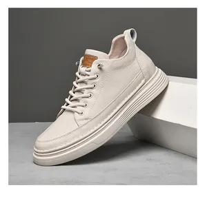 Dettaglio laterale di scarpe casual in pelle color panna con rialzo interno di 6 cm