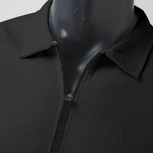 Vue détaillée de la texture gaufrée d'une veste noire pour hommes avec fermeture éclair