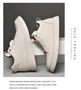 Profilo laterale di sneakers mid-top in pelle crema con rialzo interno di 6 cm