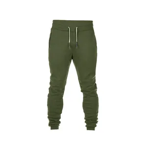 Schmal geschnittene Herren-Jogginghose in Olivgrün mit Kordelzug und Reißverschlusstaschen.