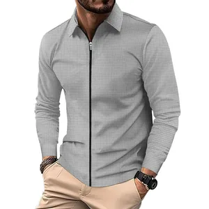 Détail de la texture gaufre grise sur une veste zippée à manches longues pour hommes