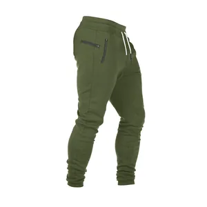 Detailansicht der olivgrünen Herren-Jogginghose mit Reißverschlusstaschen und Kordelzug.