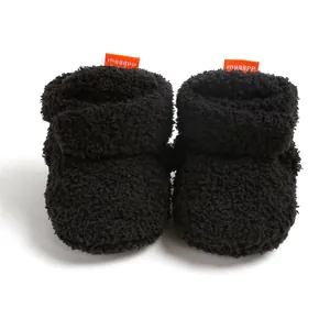 Scarpine da neonato in sherpa nero con calda fodera in pile e dettagli arancioni