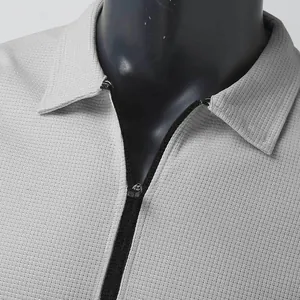 Détail macro d'une veste pour homme en maille gaufrée avec fermeture éclair et col