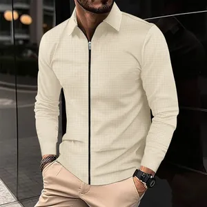 Vue détaillée de la texture gaufrée d'une veste beige pour homme avec fermeture éclair