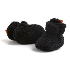 Morbide scarpine neonato in sherpa nero con fodera calda per l'inverno