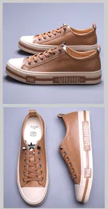 Vista dettagliata di scarpe casual da uomo in pelle marrone con suole beige e logo.