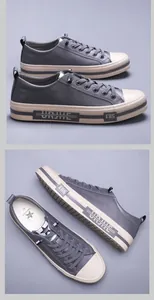 Dettaglio scarpe casual da uomo in pelle grigia con suola beige e marchio laterale