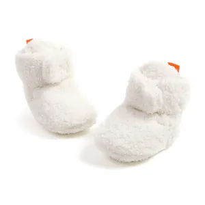 Vista ravvicinata dettagliata di scarpine invernali per neonati in peluche bianco spesso