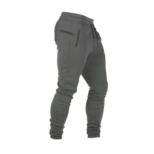 Seitenansicht graue Herren-Jogginghose mit Reißverschlusstaschen und schmaler Passform