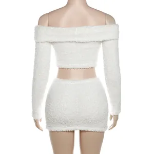 Πίσω όψη λευκού χνουδωτού σετ με έξω ώμους crop top και αντίστοιχη μίνι φούστα