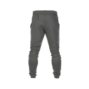Rückansicht der dunkelgrauen Herren-Sporthose mit Rippbündchen und elastischem Bund.