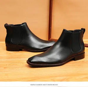 Vista de detalle de botas Chelsea de cuero negro con un diseño elegante de punta