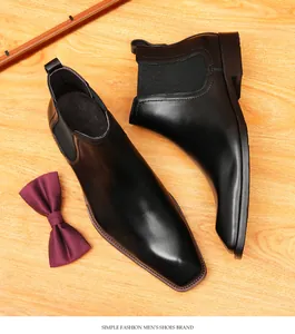 Vista superior detallada de botines Chelsea de cuero negro premium para hombres
