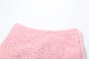 Macro προβολή της μαλακής ροζ χνουδωτής υφής fleece για γυναικείο σετ