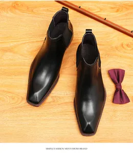Vista superior de elegantes botas Chelsea de cuero negro para hombre con punta fina
