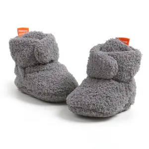 Vista dettagliata di scarpine invernali in peluche grigio per neonati in morbido pile