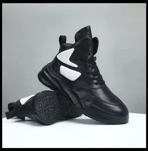 Sneaker alte moderne in pelle nera con pannelli a contrasto traforati bianchi.