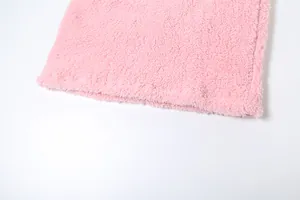 Κοντινό πλάνο ροζ υφάσματος sherpa fleece με μαλακή χνουδωτή υφή για το χειμερινό σετ