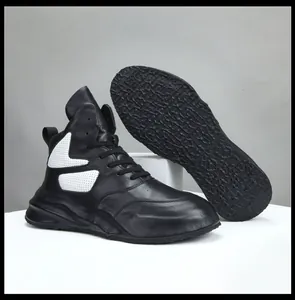 Vista dettagliata di sneaker alte in pelle nera con pannelli bianchi traforati