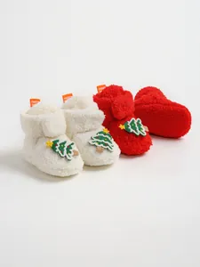Stivaletti invernali per neonati in peluche con ricamo festivo dell'albero di Natale in rosso e bianco