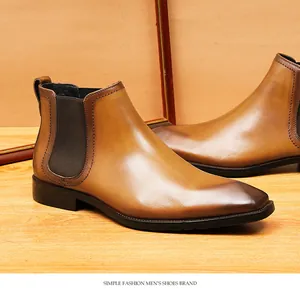 Botines Chelsea de hombre en cuero marrón con acabado vintage y paneles elásticos