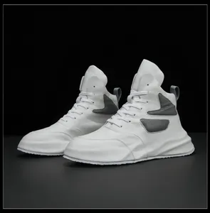Vista dettagliata delle sneaker alte in pelle bianca premium con inserti in mesh grigio