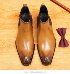 Detalle de vista superior de botines Chelsea bruñidos en estilo británico formal