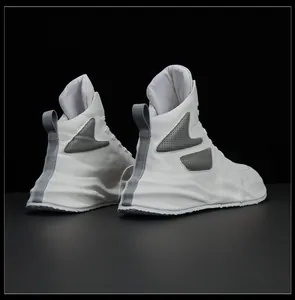Vista posteriore di sneakers alte in vera pelle bianca con dettagli in mesh grigio