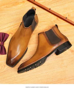 Vista detallada de botas Chelsea de cuero marrón para hombre en estilo vintage