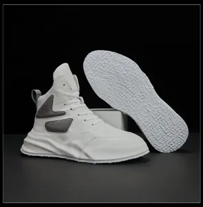 Vista dettagliata di sneakers alte in pelle bianca con suola strutturata grigia.