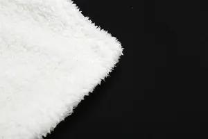 Λεπτομέρεια λευκής χνουδωτής υφής υφάσματος για γυναικείο σετ φθινοπώρου-χειμώνα