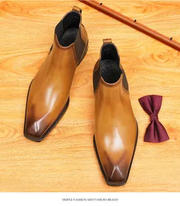 Botas Chelsea clásicas de cuero para hombre con elegante puntera bruñida y acabado.