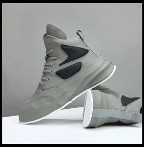 Vista dettagliata di sneaker alte in vera pelle grigia da uomo con suole platform bianche