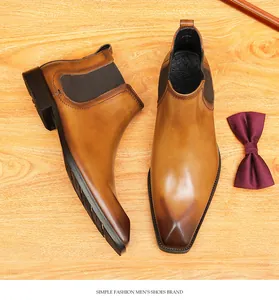 Vista superior de botas Chelsea de hombre en cuero marrón bruñido con punta cuadrada