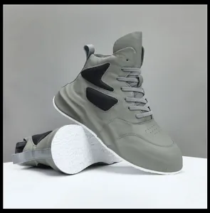 Vista dettagliata di sneaker alte in pelle grigia con spesse suole bianche trendy
