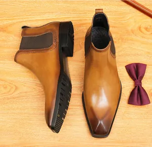 Vista detallada de botines Chelsea de cuero para hombre con acabado cepillado y punta fina