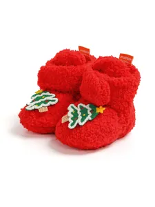 Stivaletti per neonati in pile rosso con ricamo festivo dell'albero di Natale per l'inverno