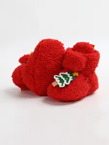 Morbide scarpine neonato rosse pelose con decorazione natalizia ricamata a albero.