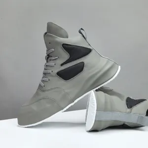 Eleganti sneakers alte in vera pelle grigia da uomo con suola bianca spessa trendy