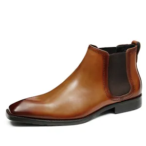 Botas Chelsea clásicas de cuero marrón para hombre con una punta puntiaguda formal.