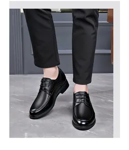 Nahaufnahme von schwarzen Herren-Business-Lederschuhen mit Schnürung, getragen zu einer Hose