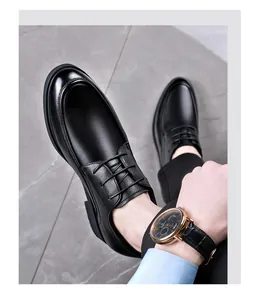 Detailansicht schwarzer Business-Lederschuhe für Herren im professionellen Outfit
