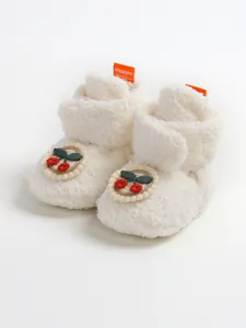 Adorabili scarponcini invernali per neonati in peluche bianco con ciliegie