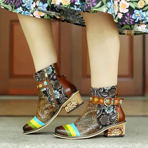 Detailansicht handgefertigter Vintage-Lederstiefel mit Blumenstickerei und Patchwork